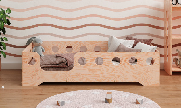 Drewniane łóżko z barierkami wykonane ze sklejki sosnowej w kolorze naturalnego drewna z wejściem po lewej stronie